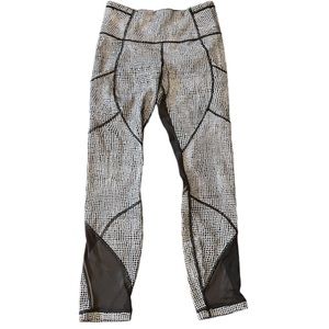 Lululemon Size 4 Outrun Tight in Fall Net White Black Black Pocket Leggings